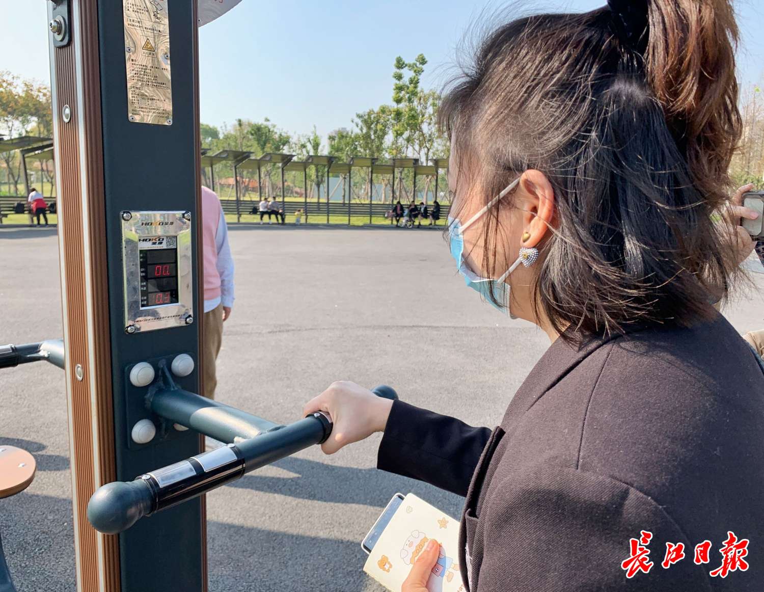 半岛·综合体育下载语音引导玩法多样二代室外智能健身器材来了(图3)