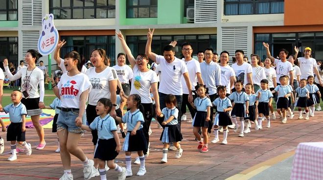 半岛·综合体育下载彩绘大运丨锦宝娃“拍了拍”你来看看幼儿们如何童画大运！(图1)